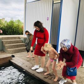 После молебна самые смелые паломники окунулись в бодрящие воды источника Выезд на природу, 4.09.2021 г.