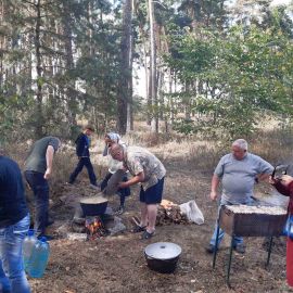 В сосновом лесу неподалеку от источника уже раскинулась полевая кухня Выезд на природу, 4.09.2021 г.