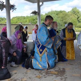 Водосвятный молебен с акафистом Высочиновской иконе Божьей Матери (слева направо - протодиакон Сергий, протоиерей Виктор, отец Геннадий) Выезд на природу, 4.09.2021 г.
