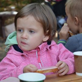 А Катя слушает да ест:) Выезд на природу, 4.09.2021 г.