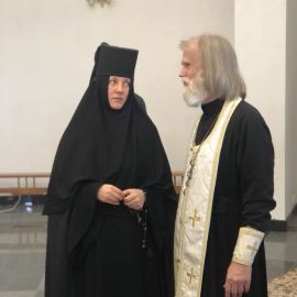 Батюшка Виктор беседует с монахиней Рафаилой, местным регентом Выезд на природу, 4.09.2021 г.