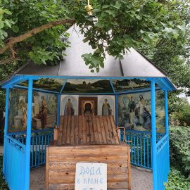 На территории монастыря долго не было питьевой воды, пока однажды настоятель не поставил крест с указанием выкопать в этом месте колодец. И, как выяснили геодезисты, попал крестом в пересечение трех подземных источников. Вода оказалась лечебной Выезд на природу, 4.09.2021 г.