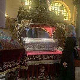Отец Виктор у мощей великомученицы Анисии Солунской, храм Дмитрия Солунского Паломничество отца Виктора к греческим святыням, 12-22.06.2022 г.