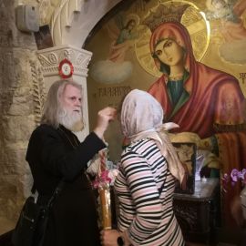 Здесь же, у иконы Богородицы "Млекопитательница", батюшка Виктор помазал паломников маслом от святого образа Крещение Господне на Святой земле, 17-22.01.2023 г.