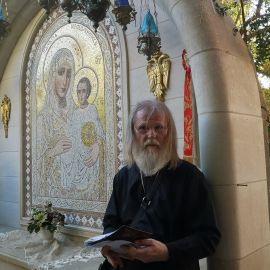 Батюшка читает записки в обители Герасима Иорданского Крещение Господне на Святой земле, 17-22.01.2023 г.
